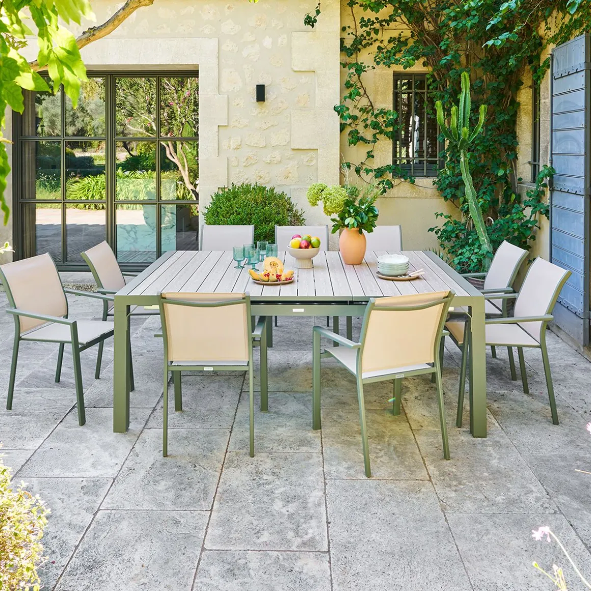 Ensemble table de jardin automatique EVASION + 10 fauteuils ESSENTIA Lin & Laurier