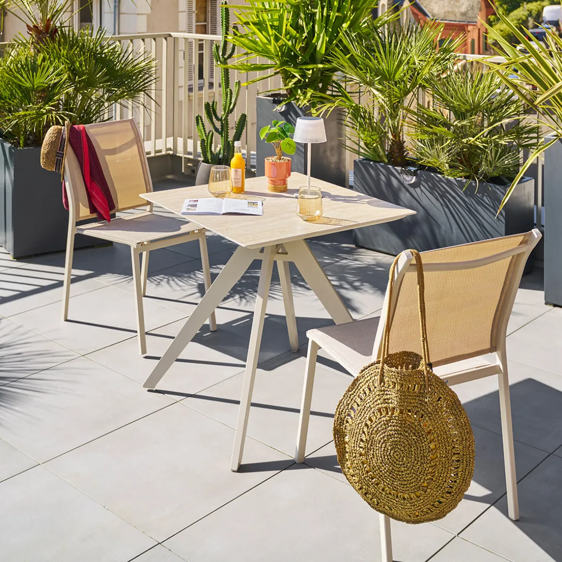 Ensemble table de jardin carrée TERZANO + 2 chaises empilables ESSENTIA Argile