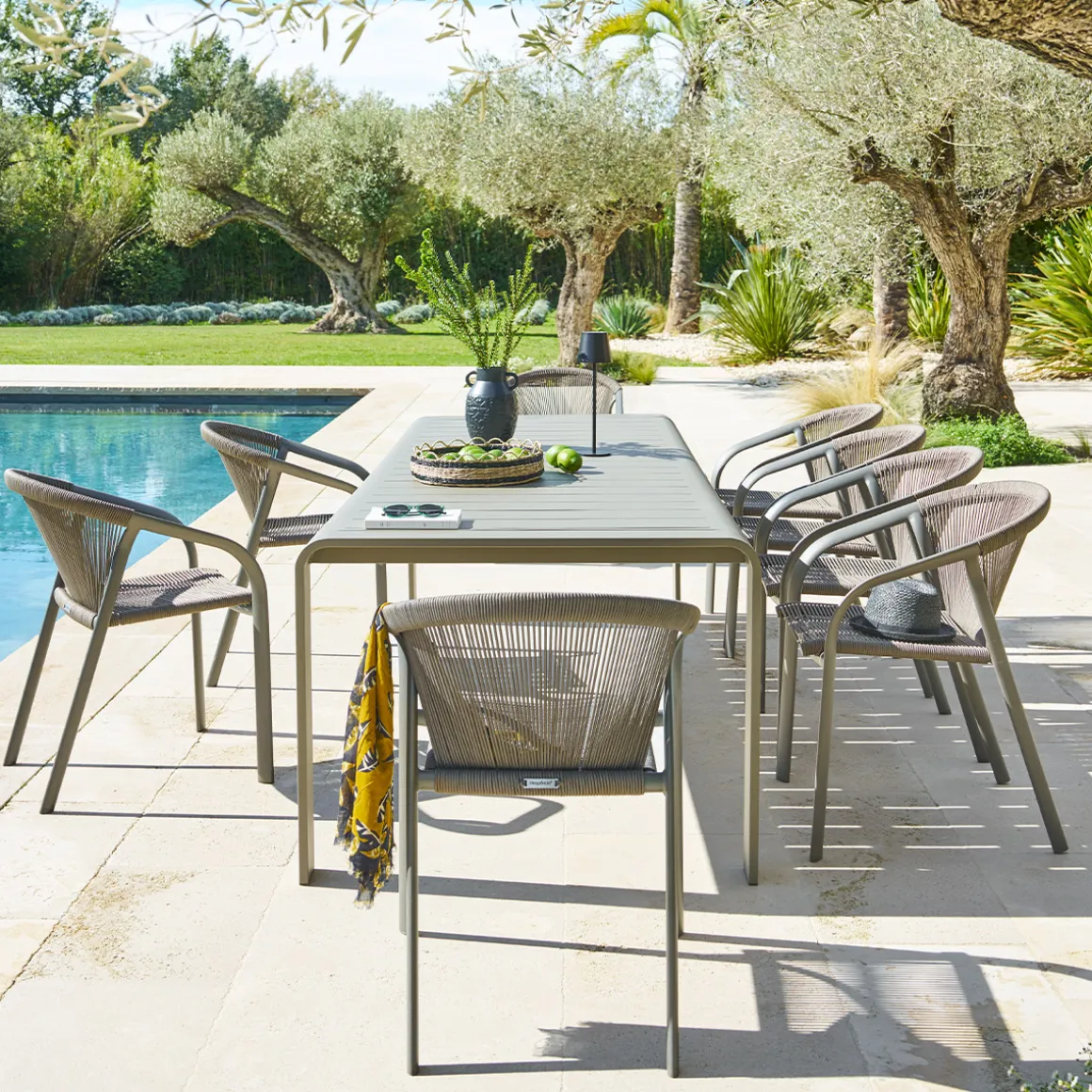 Ensemble table de jardin DOMILLY + 10 fauteuils empilables RIU Café
