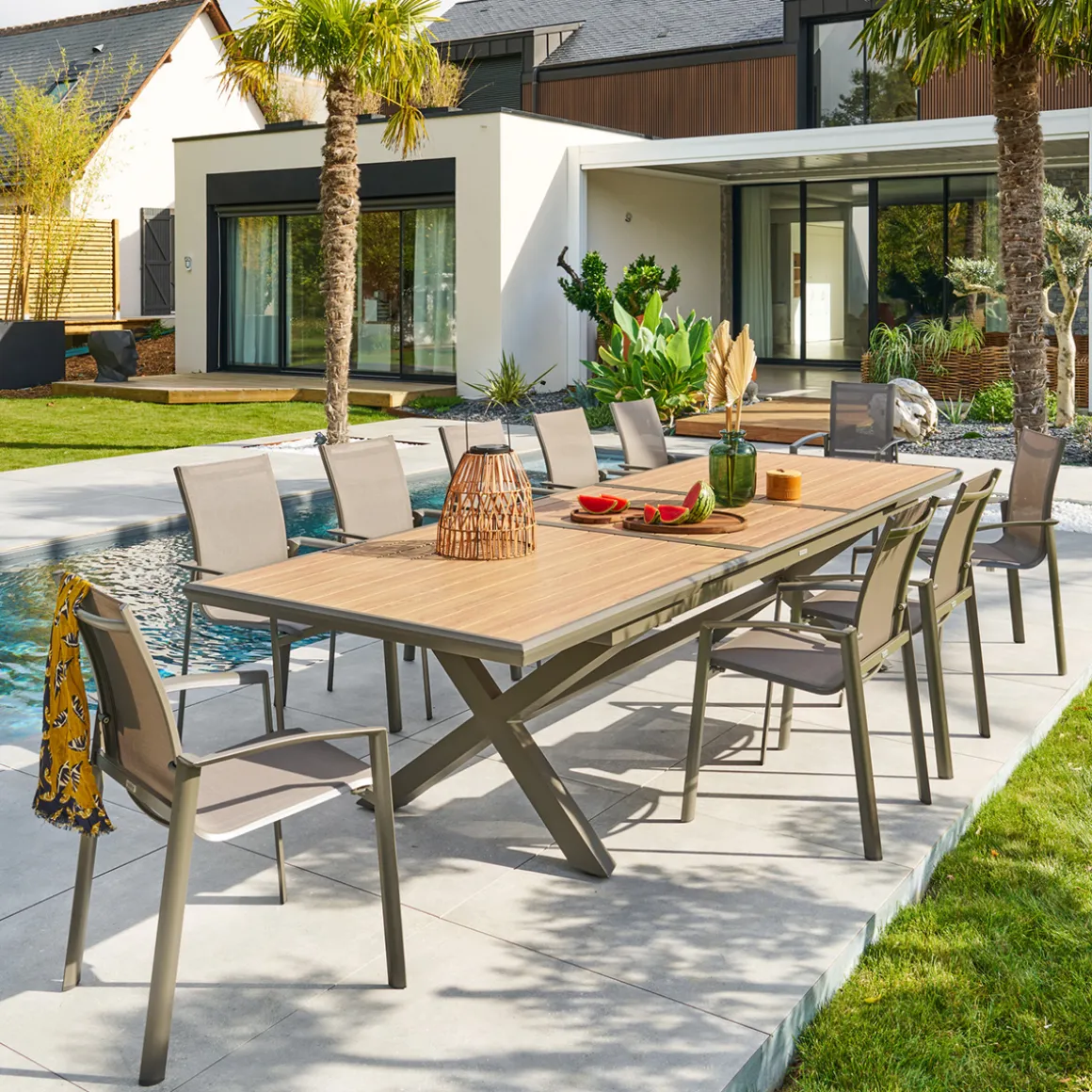 Ensemble table de jardin extensible AXIOME Effet bois + 10 fauteuils AXANT Praline