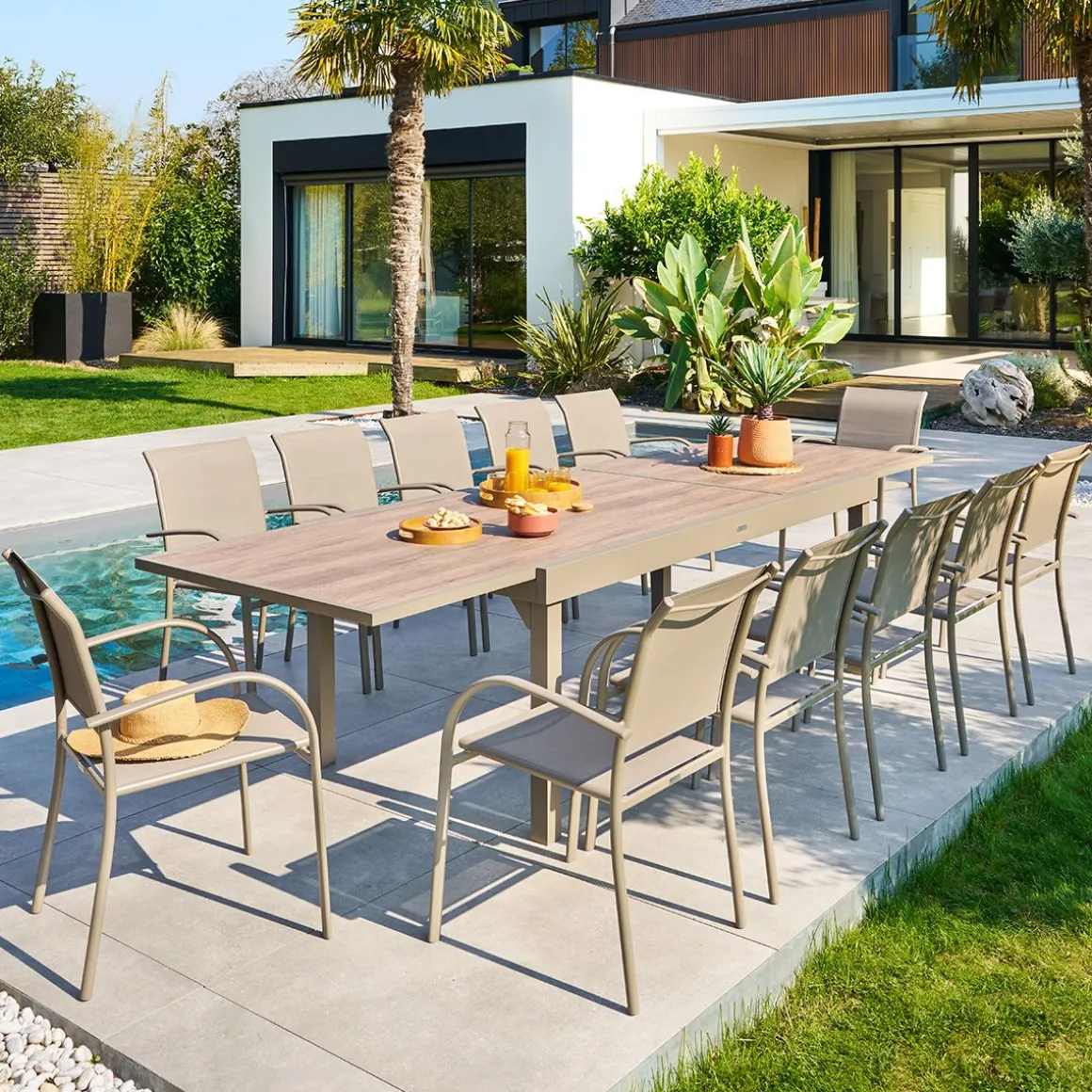 Ensemble table de jardin extensible + 12 fauteuils PIAZZA Truffe & Café