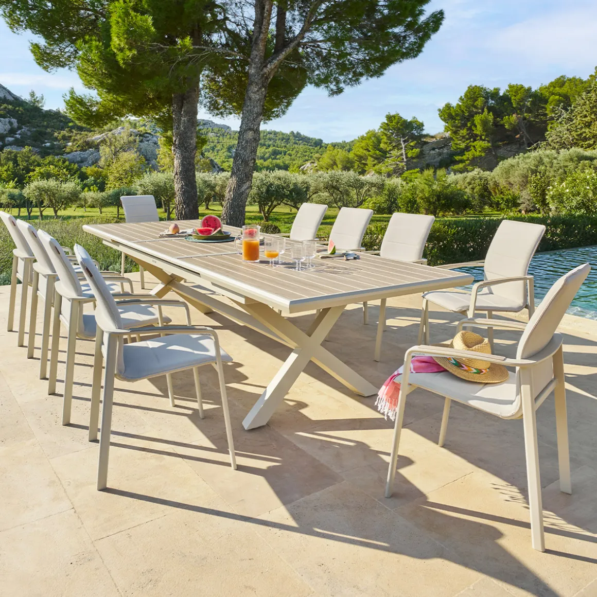 Ensemble table de jardin extensible AXIOME + 10 fauteuils empilables DIESE Argile