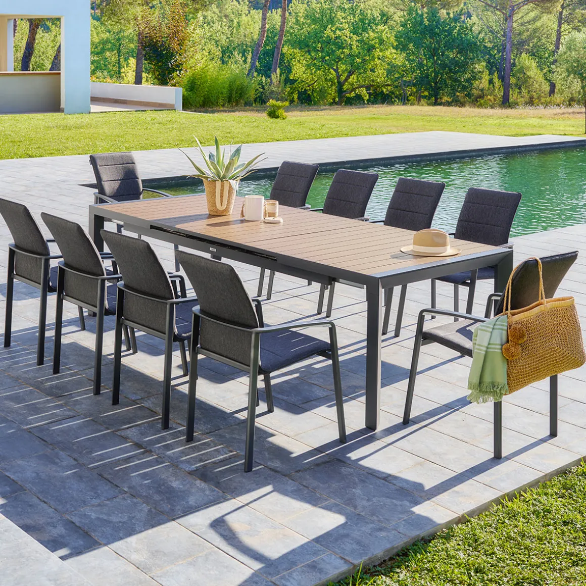 Ensemble table de jardin extensible ÉVASION + 10 fauteuils empilables DIESE Graphite