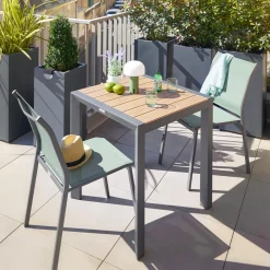 Ensemble table de jardin ÉVASION Honey & Graphite + 2 chaises empilables ESSENTIA