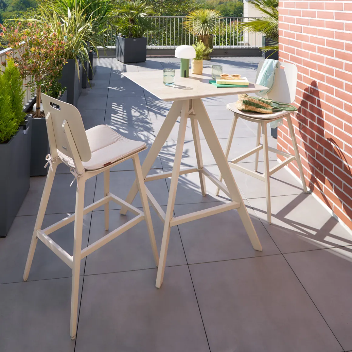 Ensemble table haute de jardin + 2 chaises hautes TERZANO Argile
