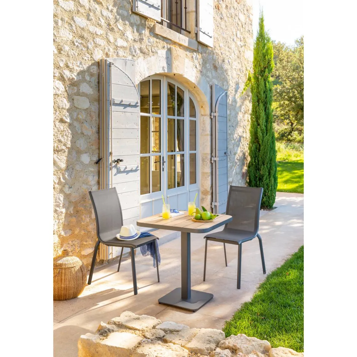 Table de jardin bistro TYLA Acacia & Graphite